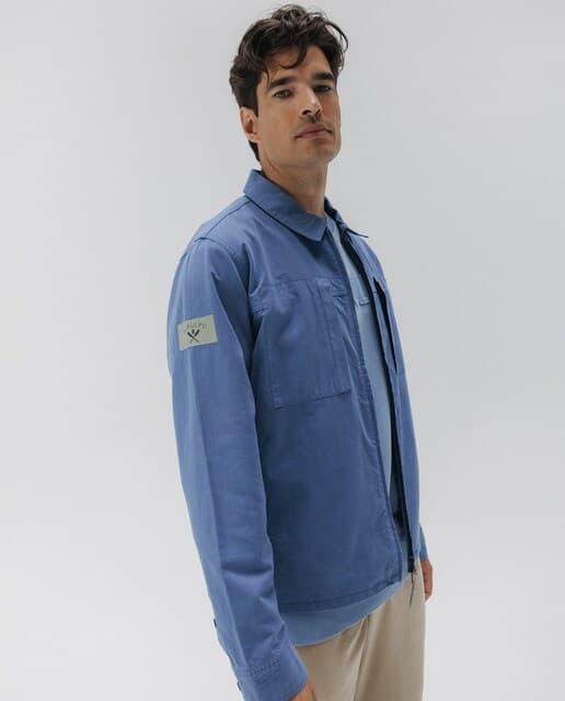 Cazadora de hombre con tejido lavado y doble bolsillo en el pecho