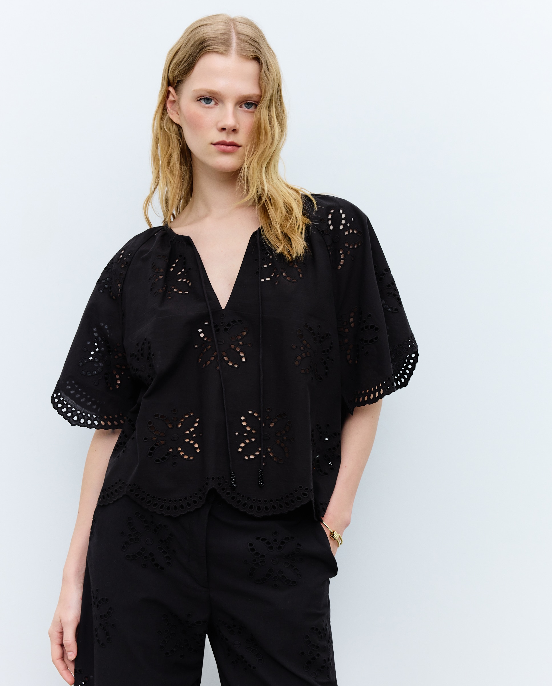 Tintoretto Blusa de mujer manga corta con calados y cuello mao