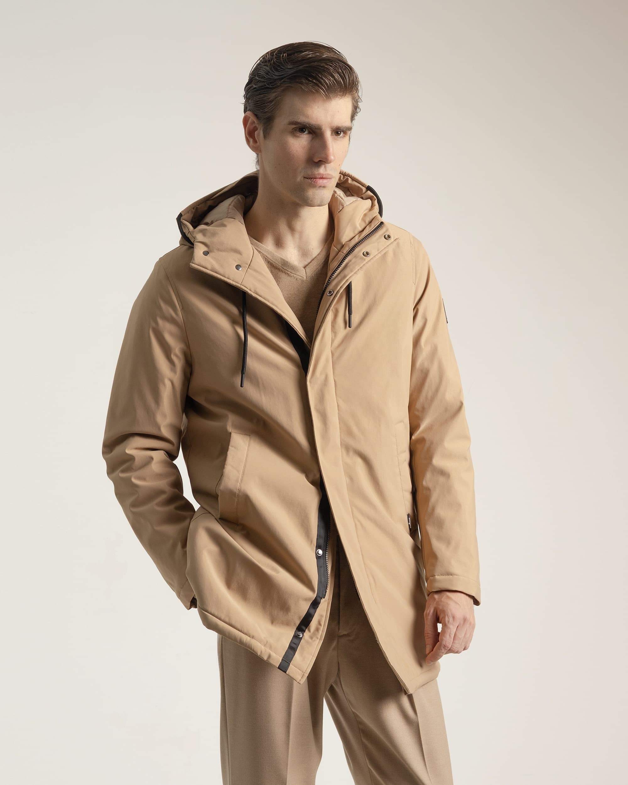 Parka técnica con capucha de hombre