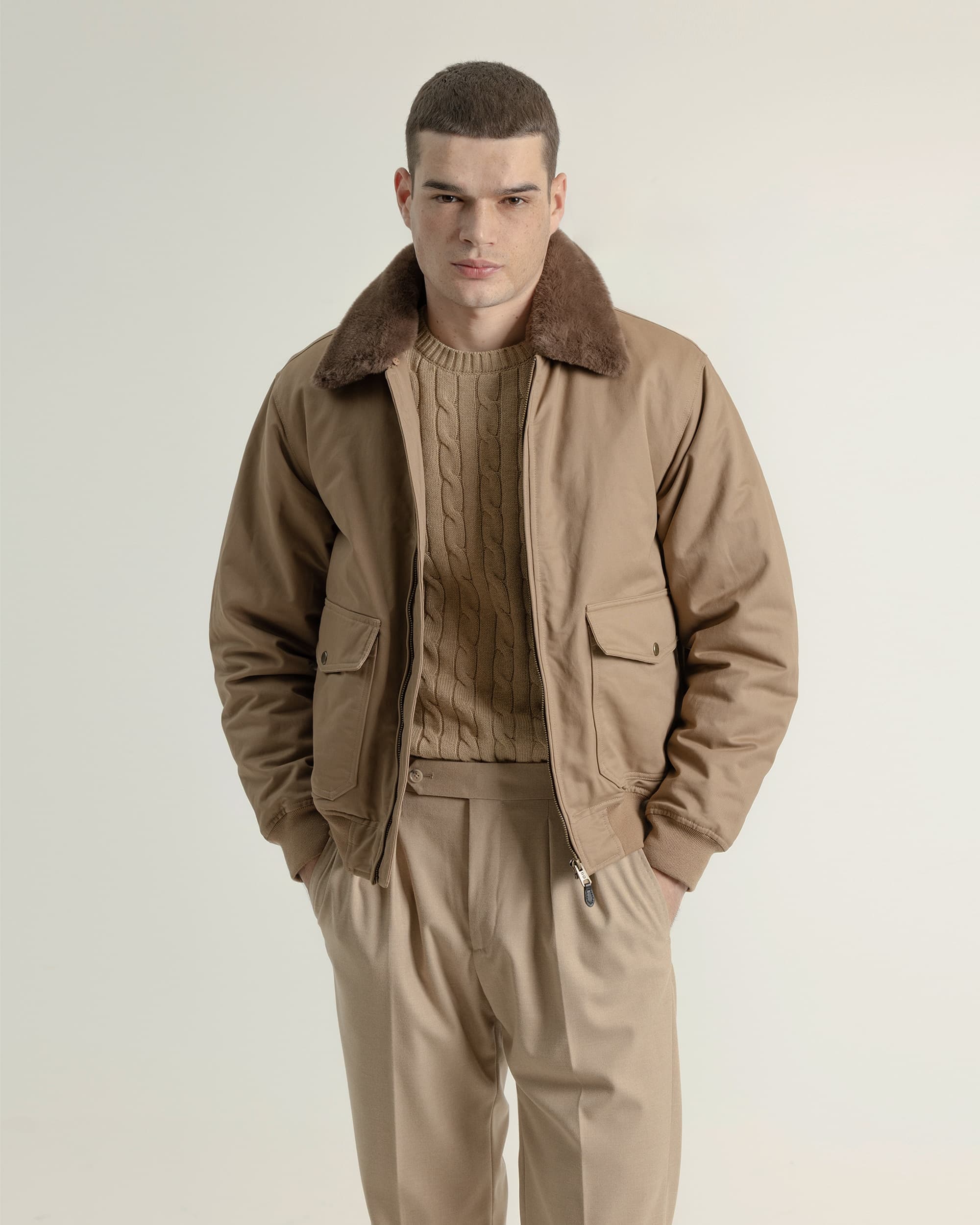 Cazadora bomber cuello desmontable de hombre arena