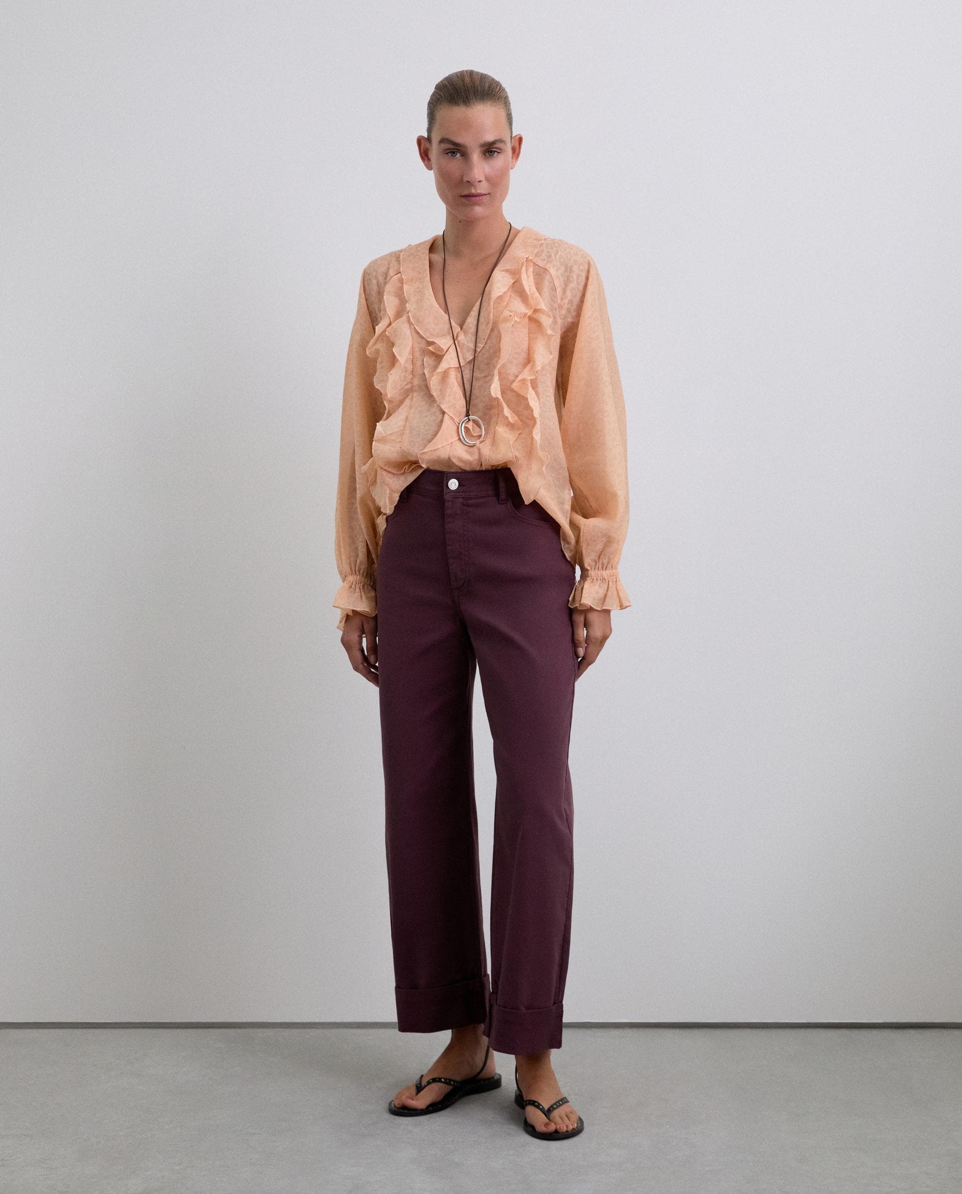 Blusa de mujer de manga larga y cuello de pico