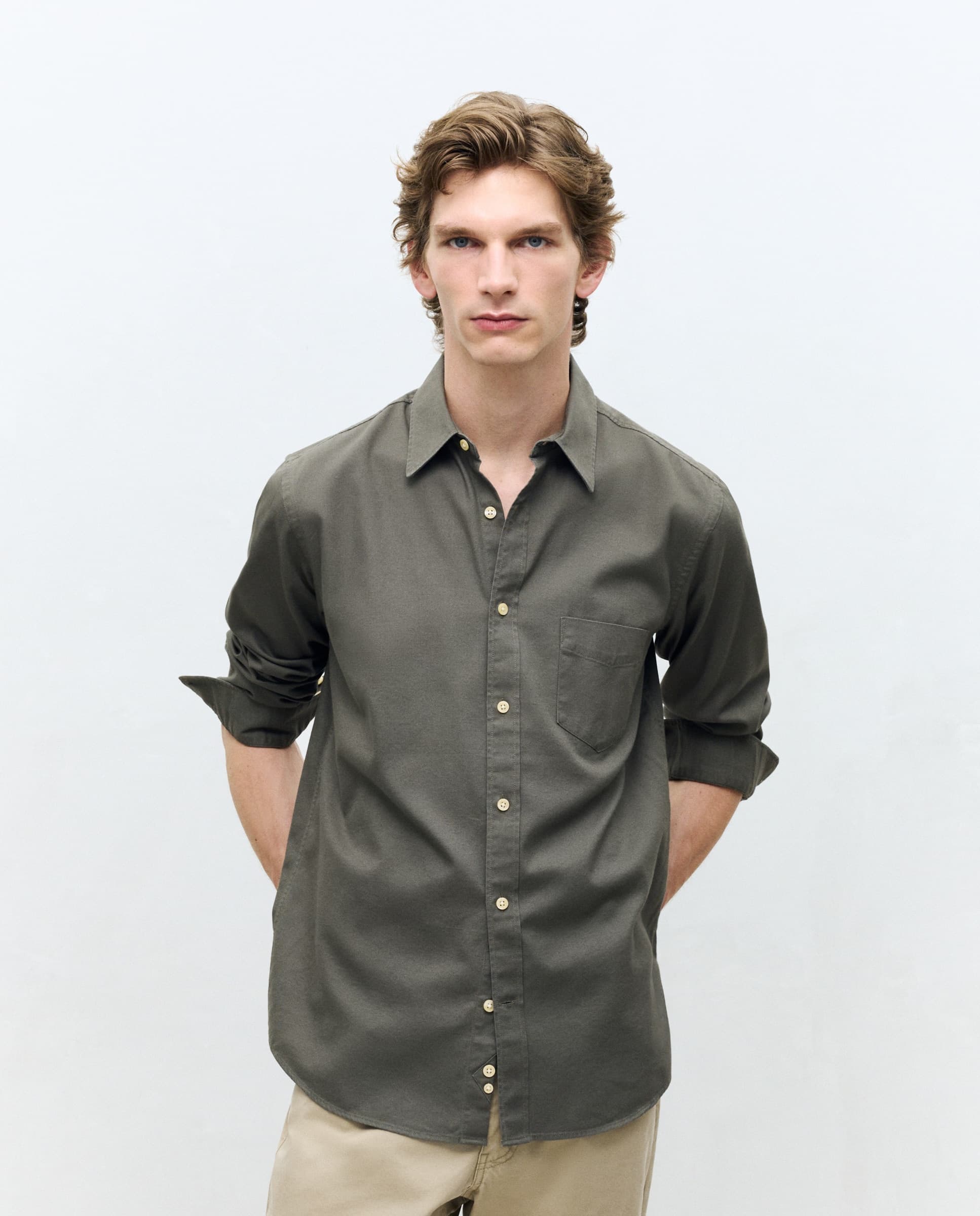 Camisa sport de twill manga larga lisa fit regular.