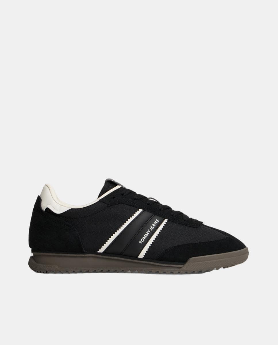 Zapatillas deportivas en negro con suela dentada