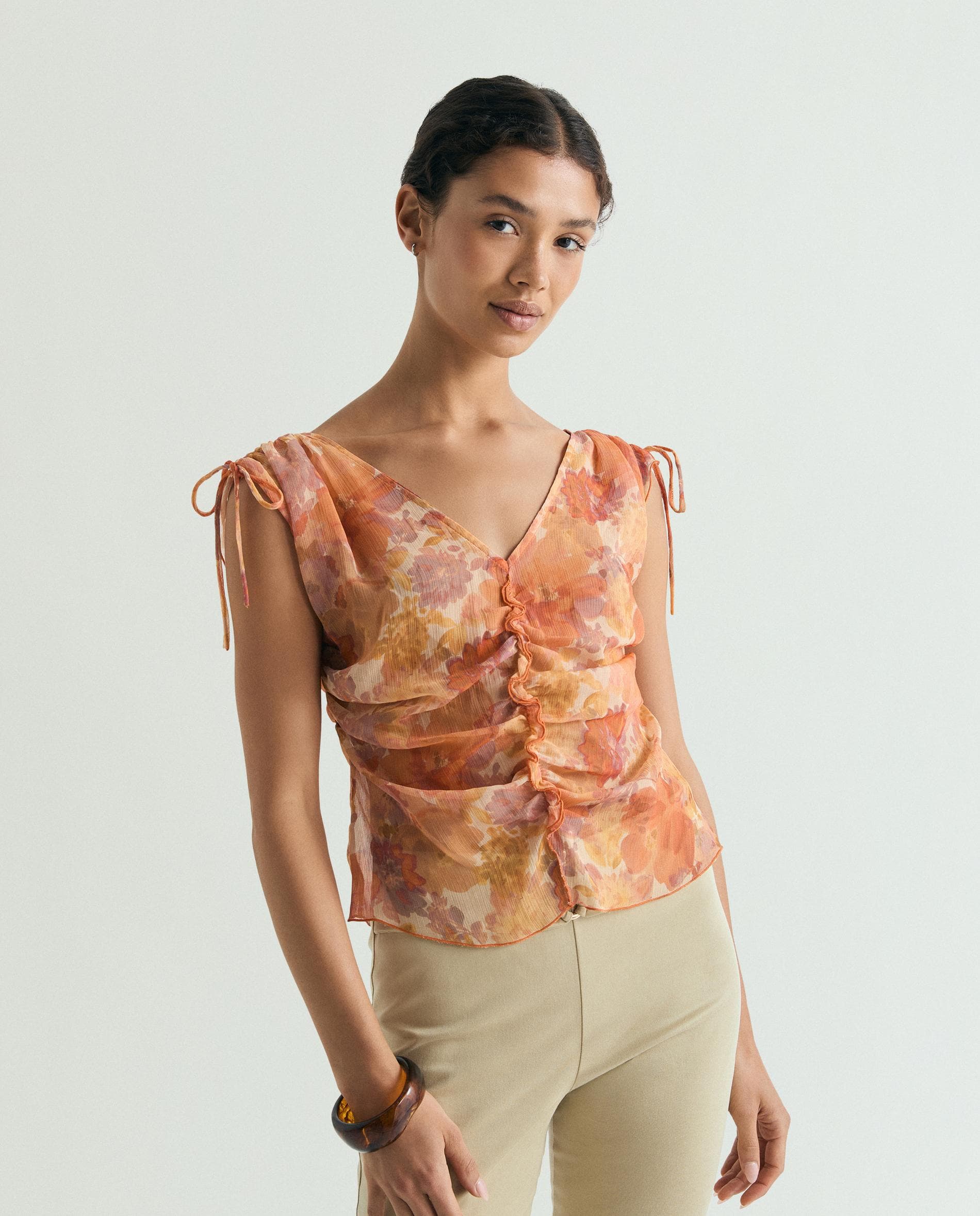 Blusa de mujer estampada con detalles fruncidos